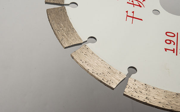 大理石鋸片在切割過程中搖擺是怎么回事呢？
